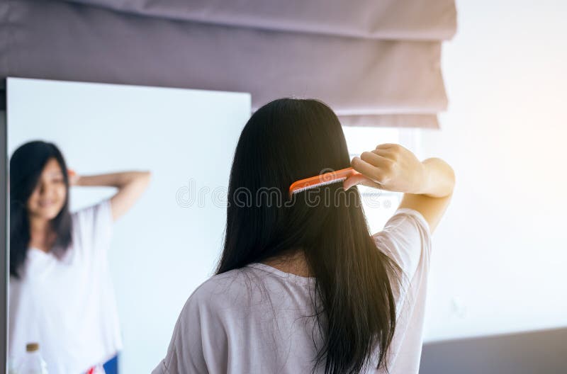 Trocknendes Haar der jungen asiatischen Frau mit Tuch, weiblicher Trockner ihr langes Haar mit Kamm stockfotografie Trocknendes Haar der jungen asiatischen Frau mit Tuch, weiblicher Trockner ihr langes Haar mit Kamm stockfotografie