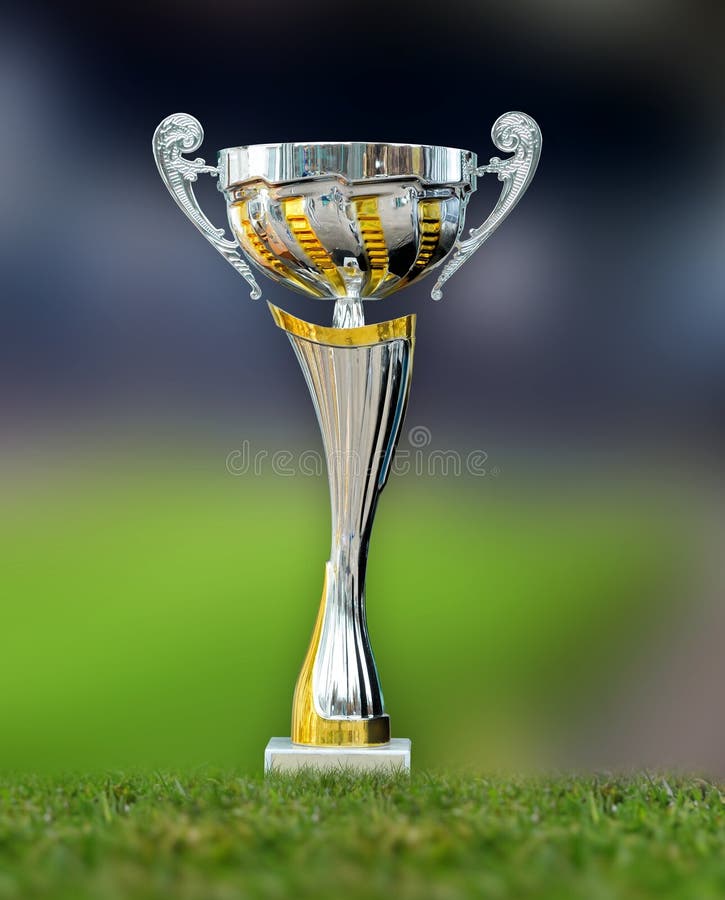 Trofeo dorato in erba immagini stock libere da diritti