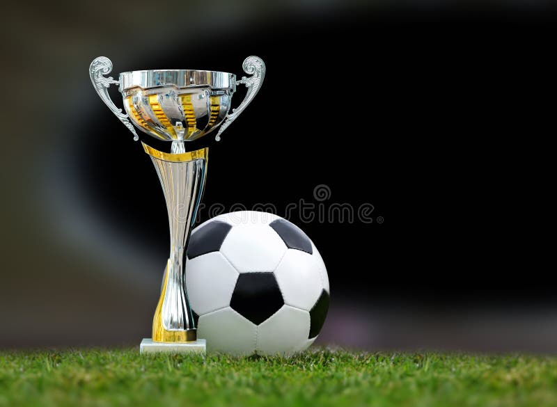 Trofeo e pallone da calcio dorati in erba fotografie stock libere da diritti