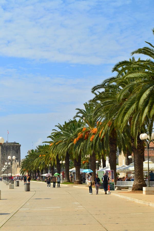 Trogir, Dalmatien/Kroatien - 10. September 2014: Städtischer Pier von Trogir im Stadtzentrum stockfotos Trogir, Dalmatien/Kroatien - 10. September 2014: Städtischer Pier von Trogir im Stadtzentrum stockfotos