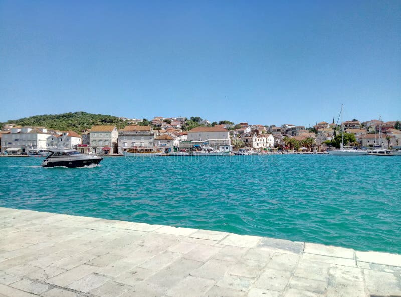 Trogir/Kroatien - Juni 26 2017: En sikt på den Ciovo ön från flottan av Trogir arkivbild Trogir/Kroatien - Juni 26 2017: En sikt på den Ciovo ön från flottan av Trogir arkivbild