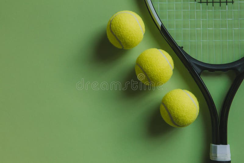 Balles De Tennis Sur Fond Vert