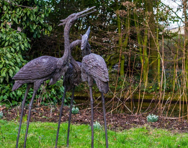 Trois belles statues d'oiseau dans un jardin, décorations d'arrière-cour, jardins dans le style japonais photos stock Trois belles statues d'oiseau dans un jardin, décorations d'arrière-cour, jardins dans le style japonais photos stock