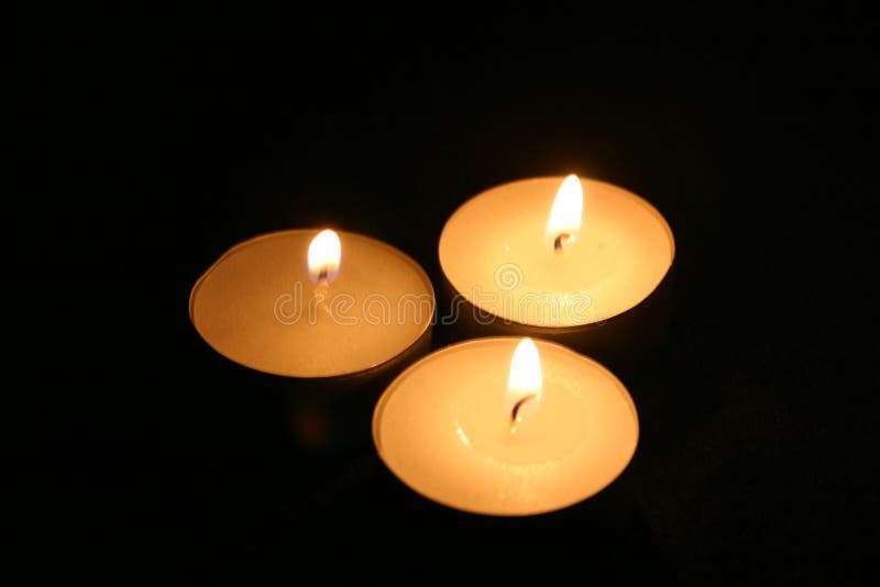 Trois bougies dans l'obscurité