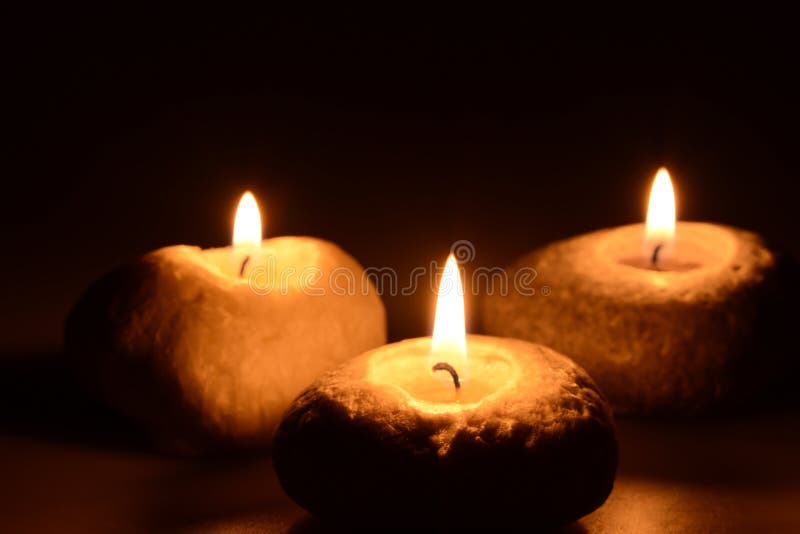 Trois bougies sur un fond noir photo stock Trois bougies sur un fond noir photo stock