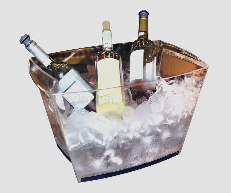 Trois bouteilles de vin dans une boîte en verre avec de la glace photo libre de droits Trois bouteilles de vin dans une boîte en verre avec de la glace photo libre de droits