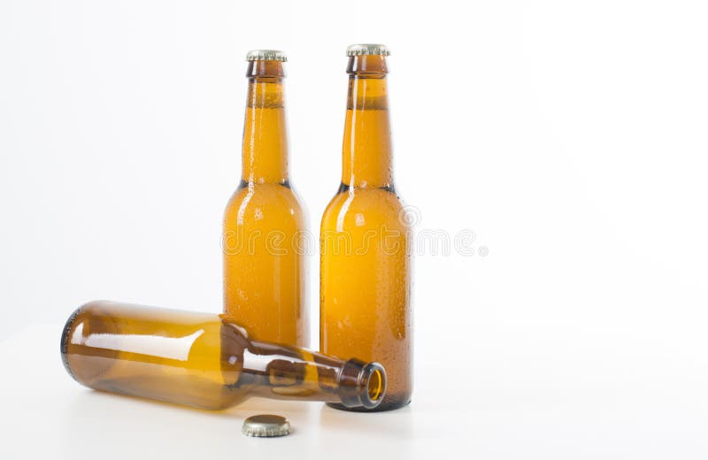 Trois bouteilles à bière brunes photo stock Trois bouteilles à bière brunes photo stock