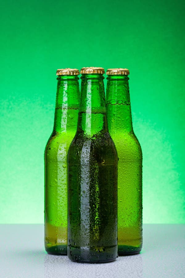 Trois bouteilles à bière vides humides image stock Trois bouteilles à bière vides humides image stock