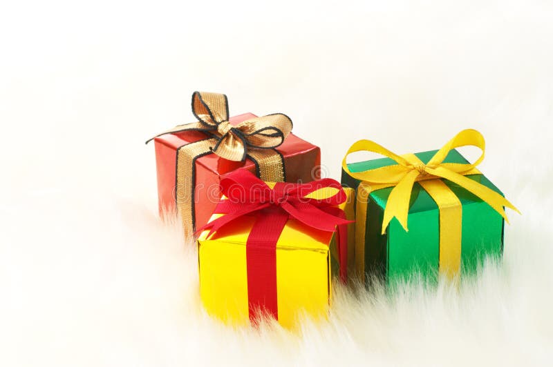 Trois cadeaux sur la fourrure fausse blanche. (horizontal) photo stock Trois cadeaux sur la fourrure fausse blanche. (horizontal) photo stock