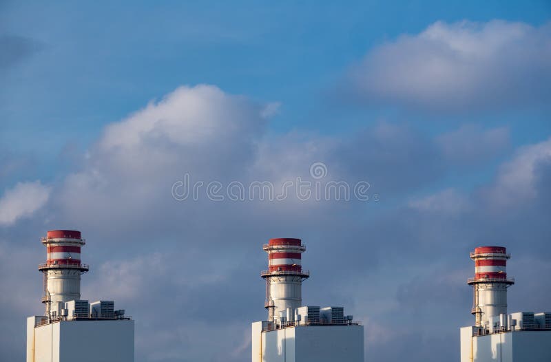 Trois cheminées industrielles et ciel nuageux, possibilité éloignée photo stock Trois cheminées industrielles et ciel nuageux, possibilité éloignée photo stock