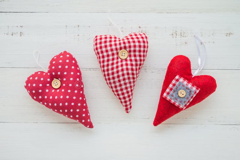 Trois coeurs faits main rouges sur le fond en bois blanc - valentine images libres de droits Trois coeurs faits main rouges sur le fond en bois blanc - valentine images libres de droits