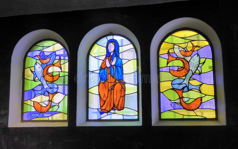 Trois fenêtres en verre teinté colorées images stock Trois fenêtres en verre teinté colorées images stock