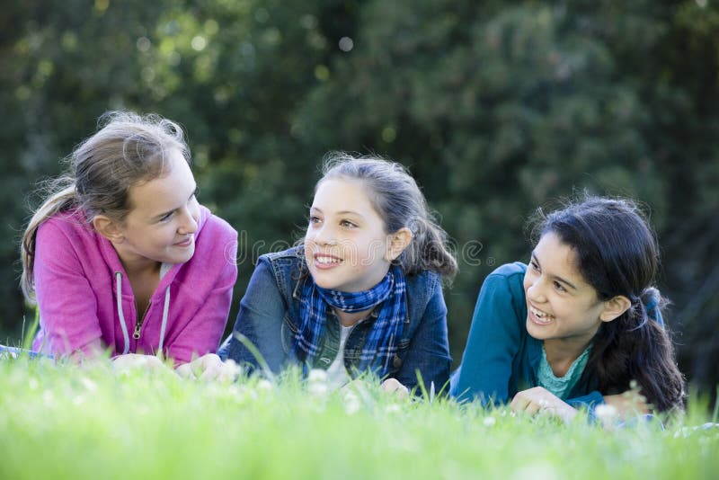 Trois filles de sourire de Tween photo stock Trois filles de sourire de Tween photo stock