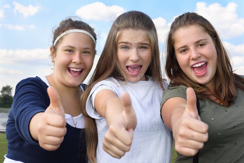 Trois filles heureuses crient et manient maladroitement vers le haut à l'extérieur photos stock Trois filles heureuses crient et manient maladroitement vers le haut à l'extérieur photos stock