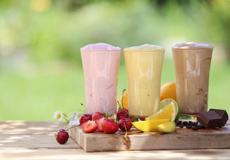 Trois fruits ou smoothies ou milkshakes de choclate photographie stock libre de droits Trois fruits ou smoothies ou milkshakes de choclate photographie stock libre de droits