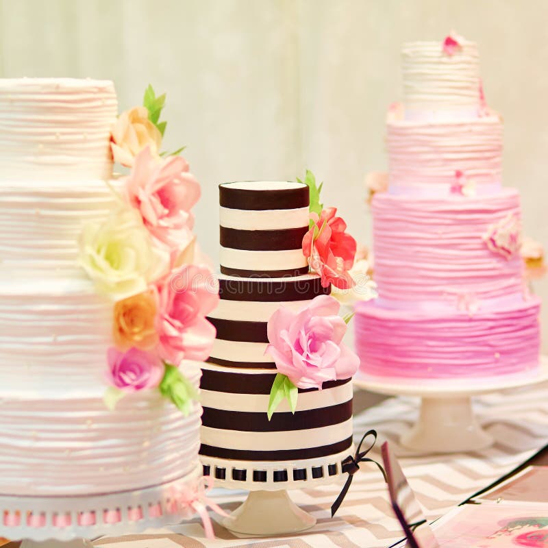 Trois gâteaux de mariage sur une table de dessert photo libre de droits Trois gâteaux de mariage sur une table de dessert photo libre de droits