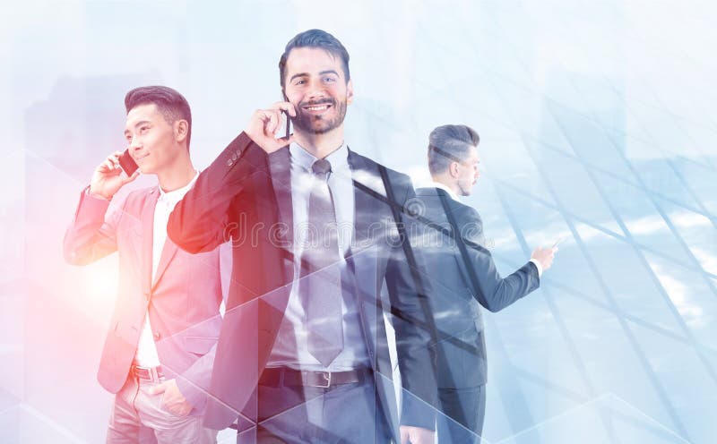 Trois jeunes hommes d'affaires à l'aide des téléphones dans la ville photos libres de droits Trois jeunes hommes d'affaires à l'aide des téléphones dans la ville photos libres de droits