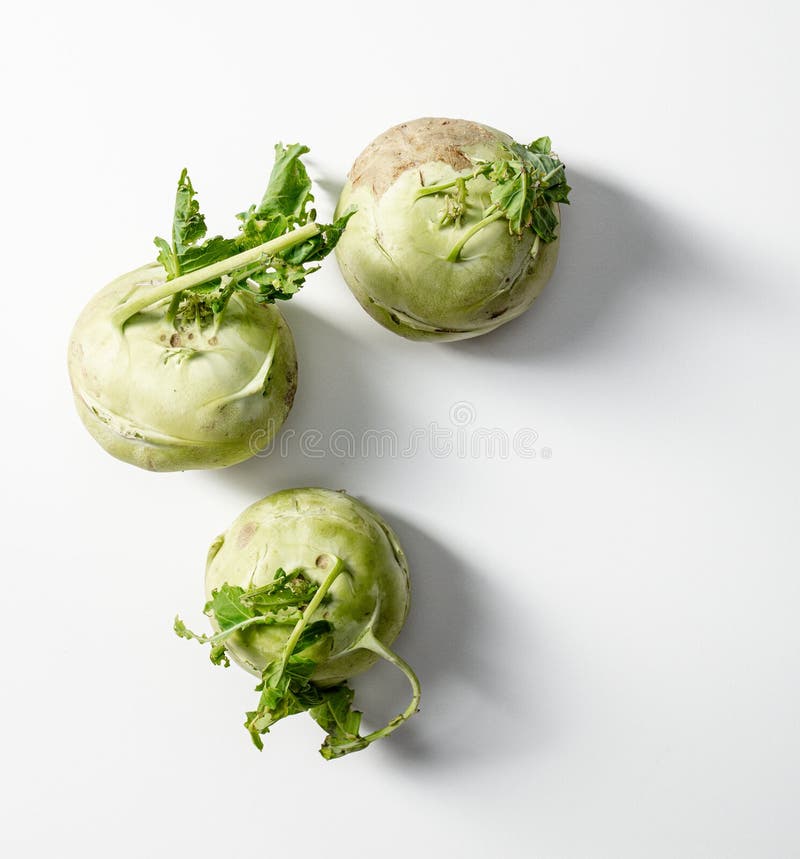 Trois kohlrabi frais avec feuilles vertes images libres de droits