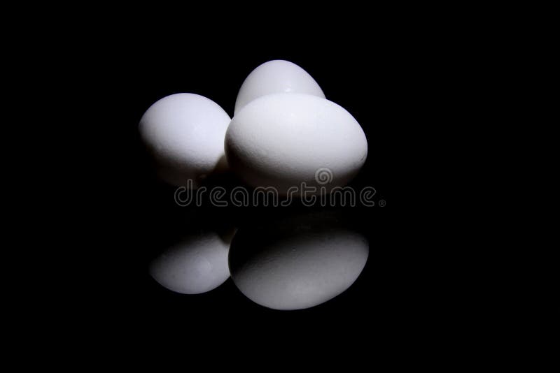 Trois oeufs avec la réflexion images stock Trois oeufs avec la réflexion images stock