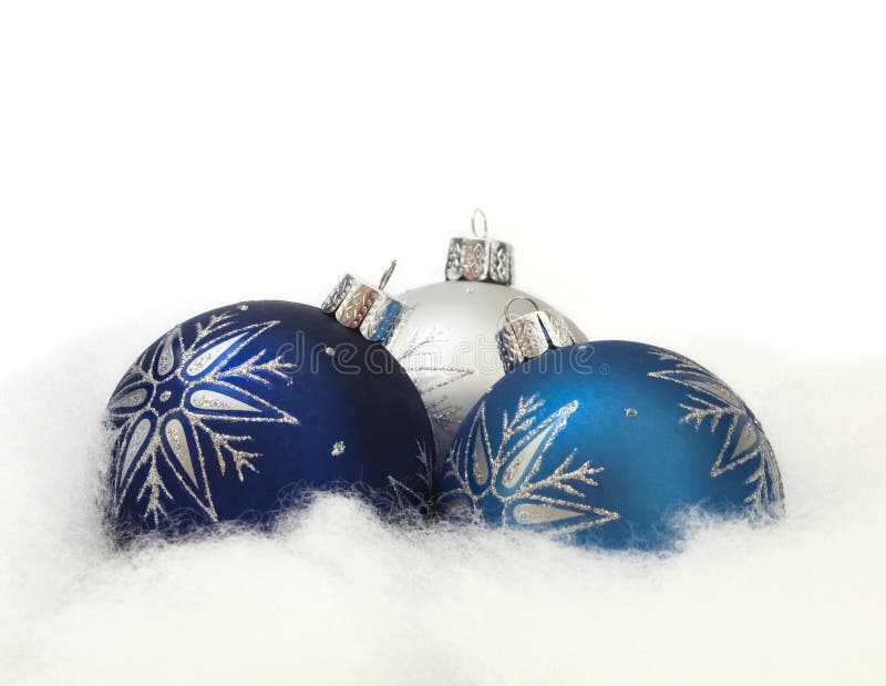 Trois ornements dans la neige image stock Trois ornements dans la neige image stock