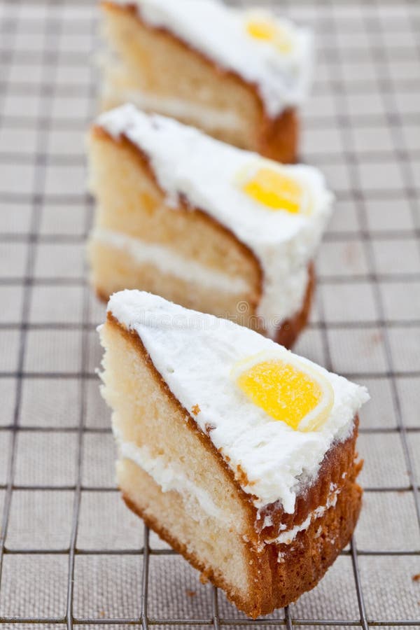 Trois parts de gâteau mousseline délicieux de citron images stock Trois parts de gâteau mousseline délicieux de citron images stock