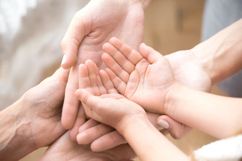 Trois piles caucasiennes de personne que leurs paumes se ferment image libre de droits Trois piles caucasiennes de personne que leurs paumes se ferment image libre de droits