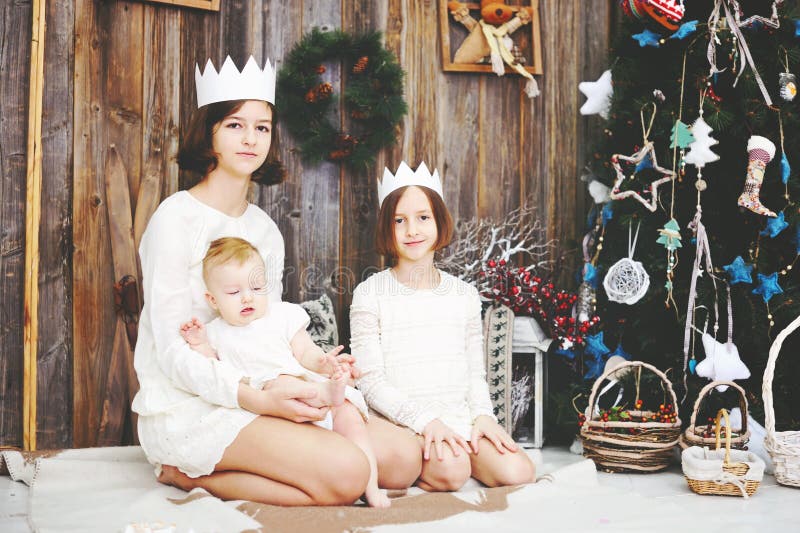 Trois soeurs posant devant l'arbre de Noël photo libre de droits Trois soeurs posant devant l'arbre de Noël photo libre de droits