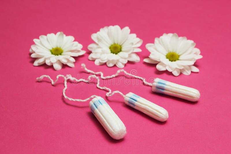 Trois tampons sur un fond rose avec les fleurs blanches photos stock Trois tampons sur un fond rose avec les fleurs blanches photos stock
