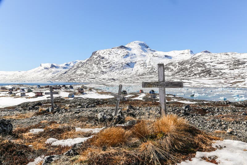 Trois tombes Cimetière abandonné dans Qoornoq - anciens pêcheurs v photo stock Trois tombes Cimetière abandonné dans Qoornoq - anciens pêcheurs v photo stock