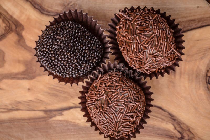 Trois truffes de chocolat gastronomes roulées par main photographie stock libre de droits Trois truffes de chocolat gastronomes roulées par main photographie stock libre de droits