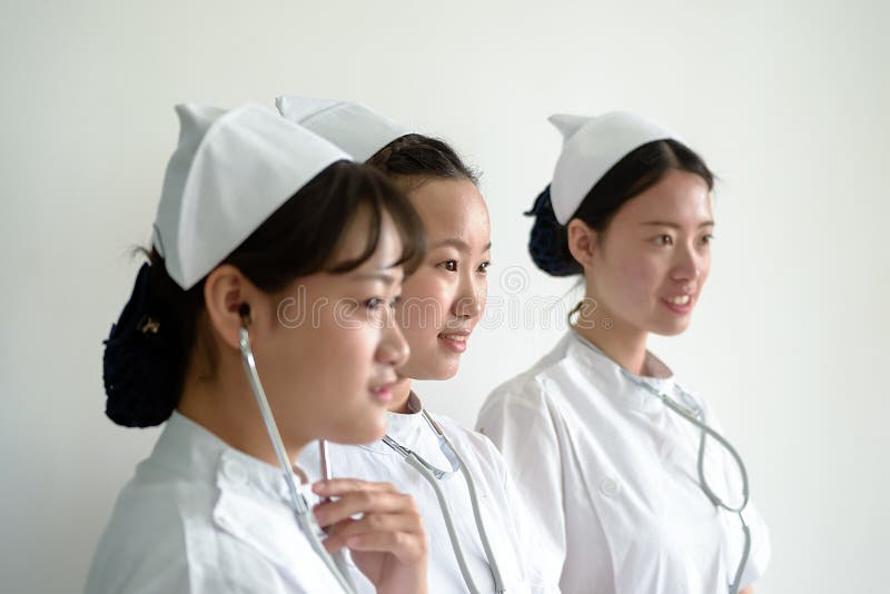 Trois étudiantes en médecine de sourire image stock Trois étudiantes en médecine de sourire image stock