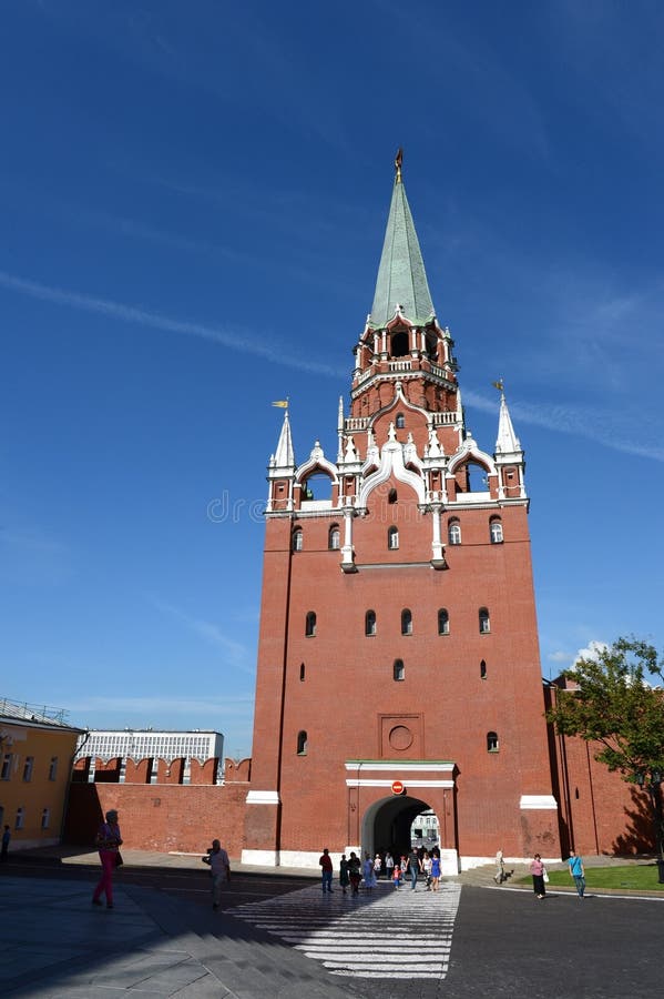 Московский кремль башня слов. Круглая красная башня возле белого храма город.