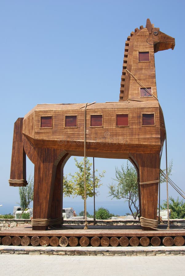 O cavalo de madeira de troy o cavalo de tróia original usado no filme troy  em pé na costa de egeu