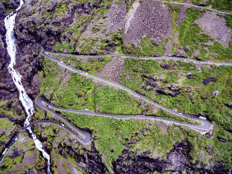 Troll дорога горы замотка пути Trollstigen или Trollstigveien ` s стоковые фото Troll дорога горы замотка пути Trollstigen или Trollstigveien ` s стоковые фото