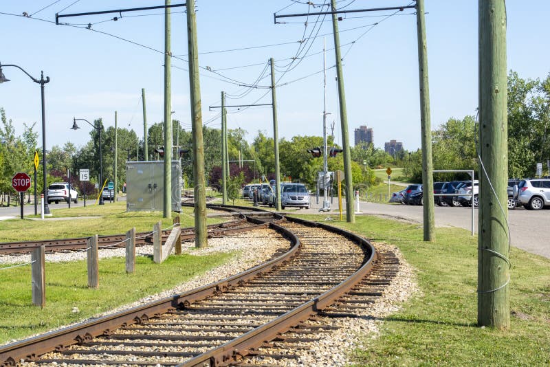 Trolleybahn im Park mit Gleisüberschneidungen lizenzfreie stockbilder Trolleybahn im Park mit Gleisüberschneidungen lizenzfreie stockbilder