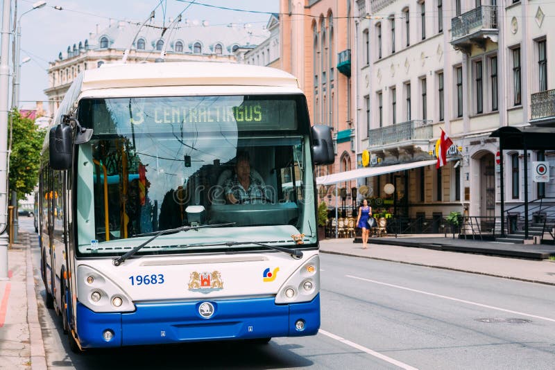 Trolleybus public conduit par un conducteur femelle sur la rue d'été dedans photos libres de droits Trolleybus public conduit par un conducteur femelle sur la rue d'été dedans photos libres de droits