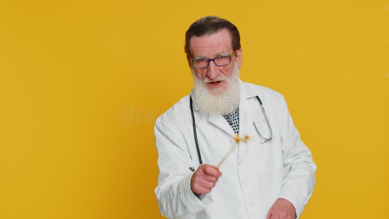Trollkarl doktor med magiska trollstav... -... kommer en riktig trollformel. arkivfilmer