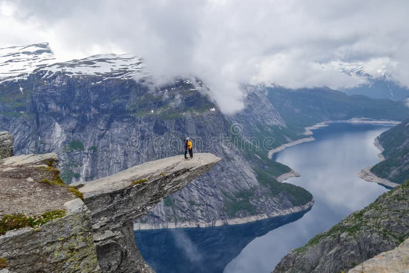 Trolltunga Odda, Norge 21 Juni 2016, fotvandrare p? den fotvandra slingan till den ber?mda Trolltunga f?r v?rld vandringen H?rlig royaltyfria bilder Trolltunga Odda, Norge 21 Juni 2016, fotvandrare p? den fotvandra slingan till den ber?mda Trolltunga f?r v?rld vandringen H?rlig royaltyfria bilder