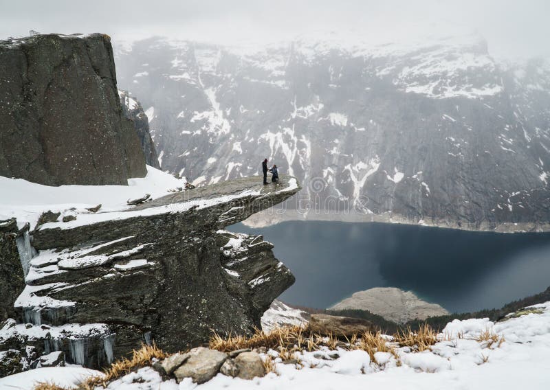 Trolltunga, Νορβηγία - 4 Μαΐου 2018: Ζεύγος ερωτευμένο Troll στη γλώσσα κατά τη διάρκεια της πρότασης γάμου, Trolltunga στις 4 Μα στοκ εικόνες Trolltunga, Νορβηγία - 4 Μαΐου 2018: Ζεύγος ερωτευμένο Troll στη γλώσσα κατά τη διάρκεια της πρότασης γάμου, Trolltunga στις 4 Μα στοκ εικόνες