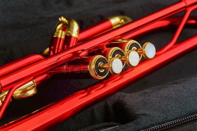 Trombeta do bronze vermelho fotografia de stock Trombeta do bronze vermelho fotografia de stock