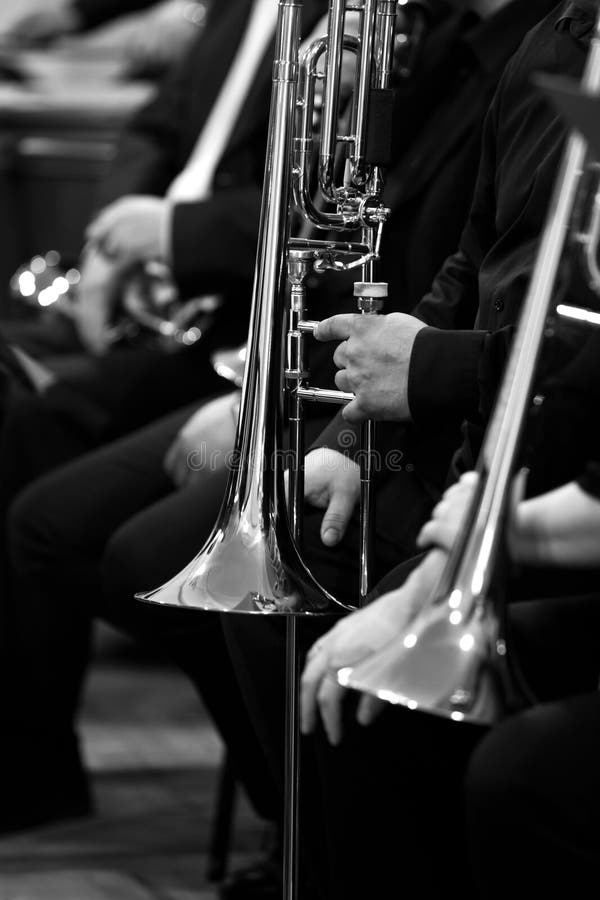 Los trombones tienen imagen de archivo. Imagen de siéntese 100421159