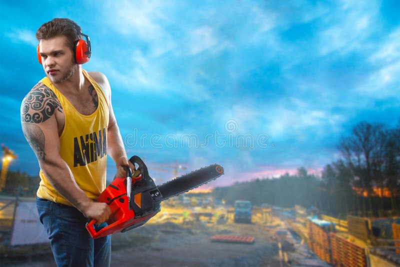 Tronçonneuse Et Jeune Travailleur L'homme Nu a Cassé La Tronçonneuse Type  Attirant Avec L'outil Sur Le Fond De Bâtiment Construct Image stock - Image  du croix, industrie: 125262883