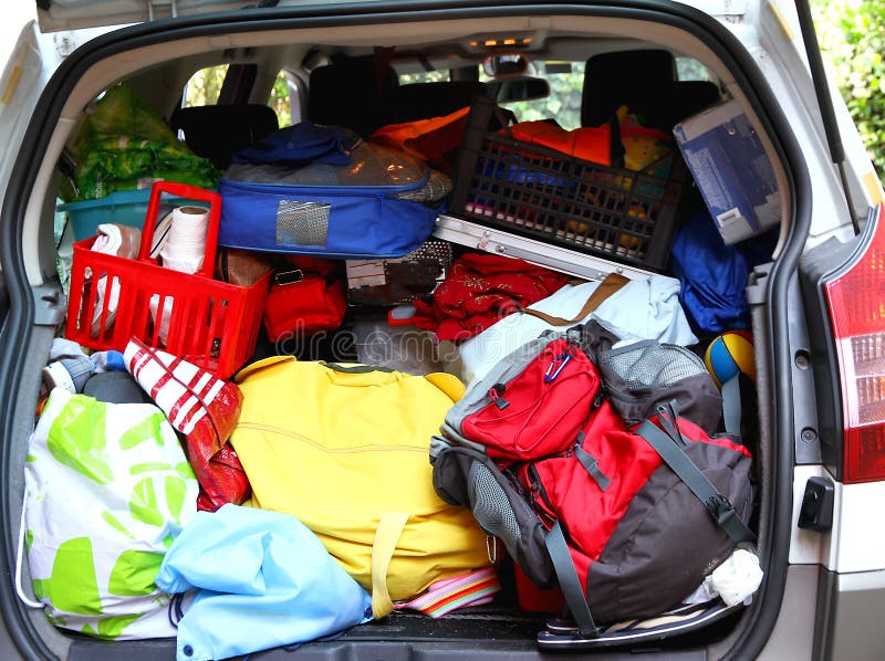 Voiture Surchargé Avec Des Valises Et Sac De Sport Pour La Famille