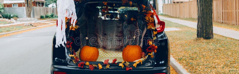 Tronco o tronco Tronco nero decorato per Halloween Decorazione autunnale con zucche rosse e foglie gialle per le tradizionali