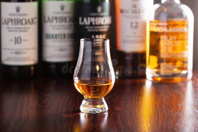 Trondheim norway mai 18 2020 : laphroaig single malt scotch whisky 10 lat kwartał cask lore triwood butelka i szkło obraz royalty free Trondheim norway mai 18 2020 : laphroaig single malt scotch whisky 10 lat kwartał cask lore triwood butelka i szkło obraz royalty free