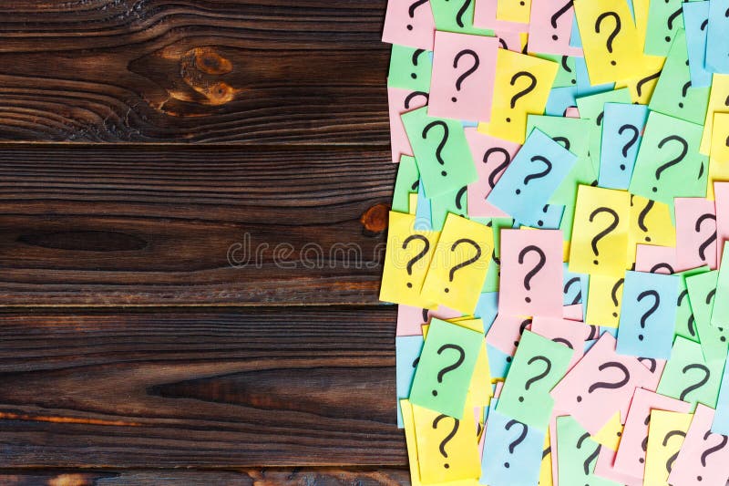 Trop de questions sur le fond en bois Pile des notes de papier colorées avec des points d'interrogation L'espace de copie de vue photos stock Trop de questions sur le fond en bois Pile des notes de papier colorées avec des points d'interrogation L'espace de copie de vue photos stock