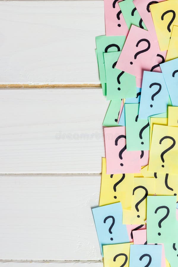 Trop de questions sur le fond en bois Pile des notes de papier colorées avec des points d'interrogation L'espace de copie de vue photos stock Trop de questions sur le fond en bois Pile des notes de papier colorées avec des points d'interrogation L'espace de copie de vue photos stock