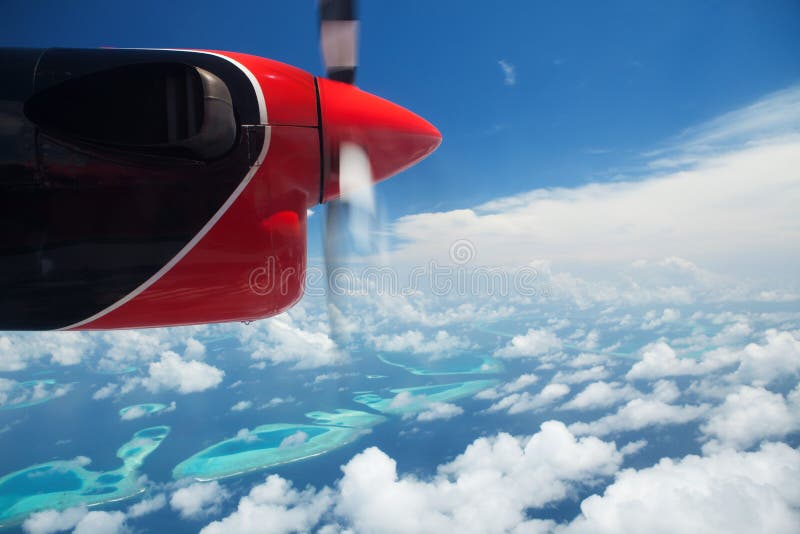 Tropeninseln, Ansicht vom Hydroplane Wolken im blauen Himmel, Flug unter Inseln im Ozean lizenzfreies stockfoto Tropeninseln, Ansicht vom Hydroplane Wolken im blauen Himmel, Flug unter Inseln im Ozean lizenzfreies stockfoto