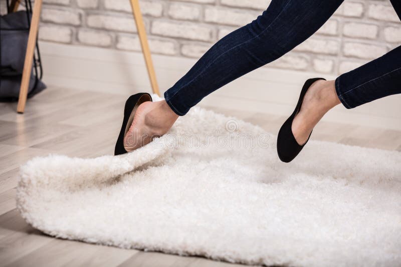 Tropeçar num tapete fotografia de stock