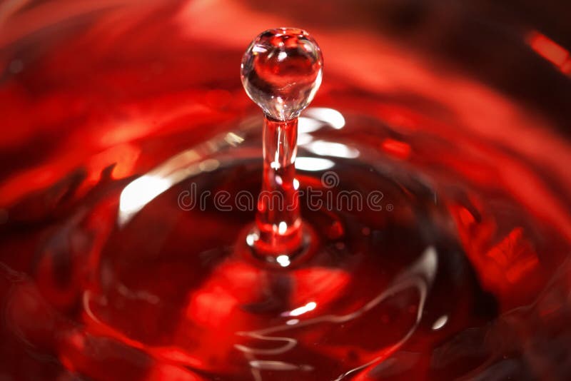 Tropfen des roten Wassers stockfoto Tropfen des roten Wassers stockfoto